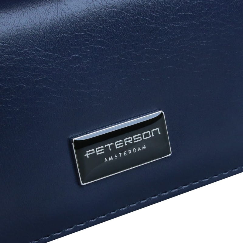 Detal logo portfela Peterson