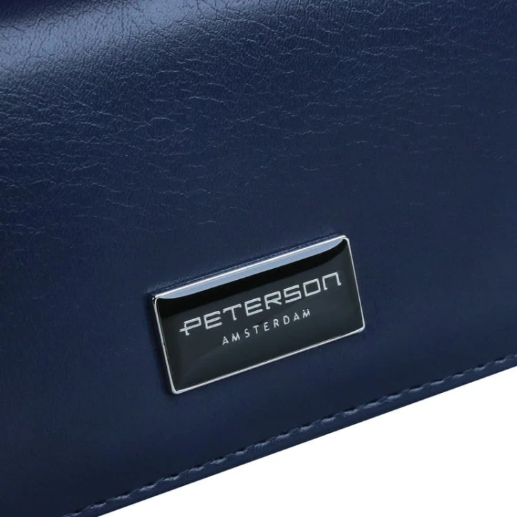 Detal logo portfela Peterson