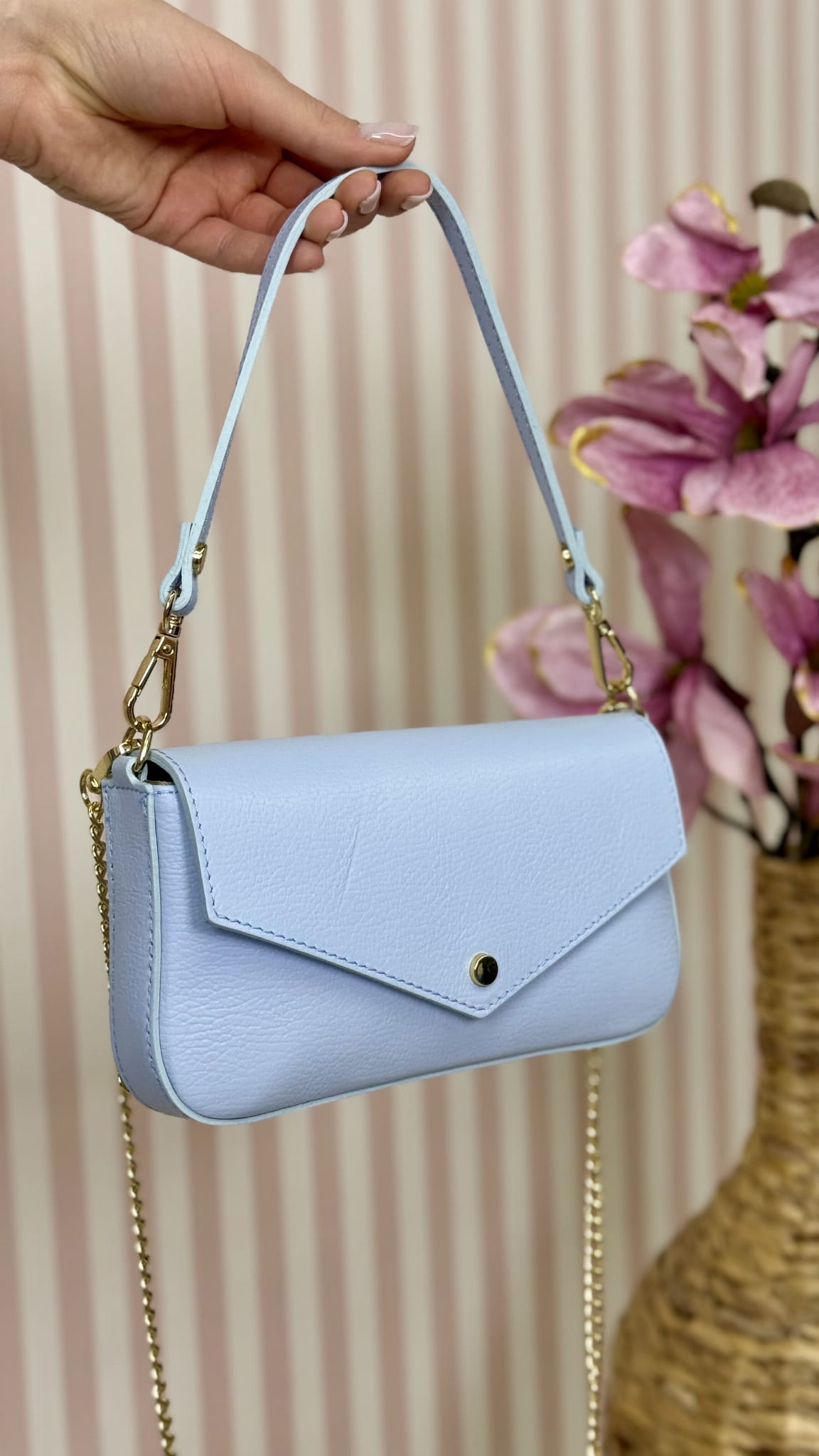 Elegancka torebka crossbody Laura Biaggi błękitna ze złotym łańcuszkiem