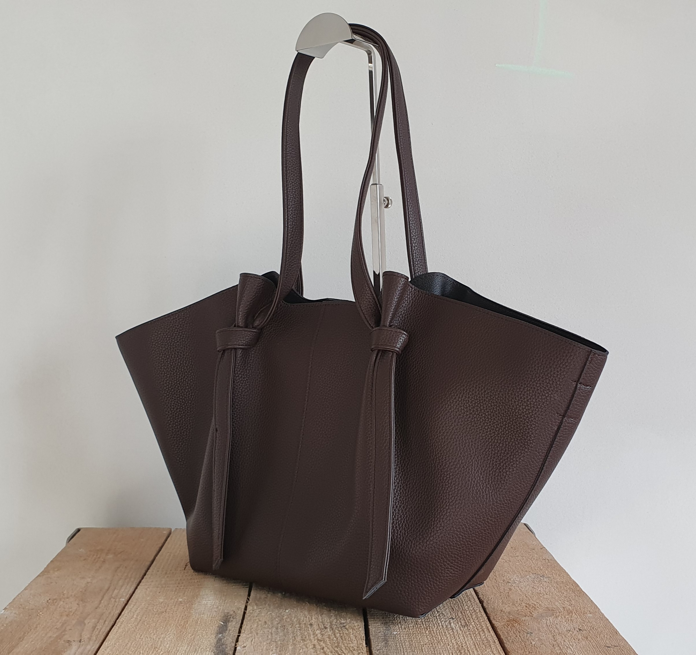 laura-biaggi-torebka-shopper-czekoladowa-bok