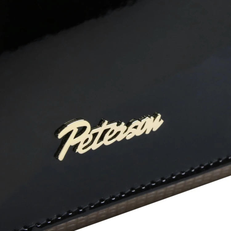 peterson-portfel-damski-lakierowany-logo-zblizenie