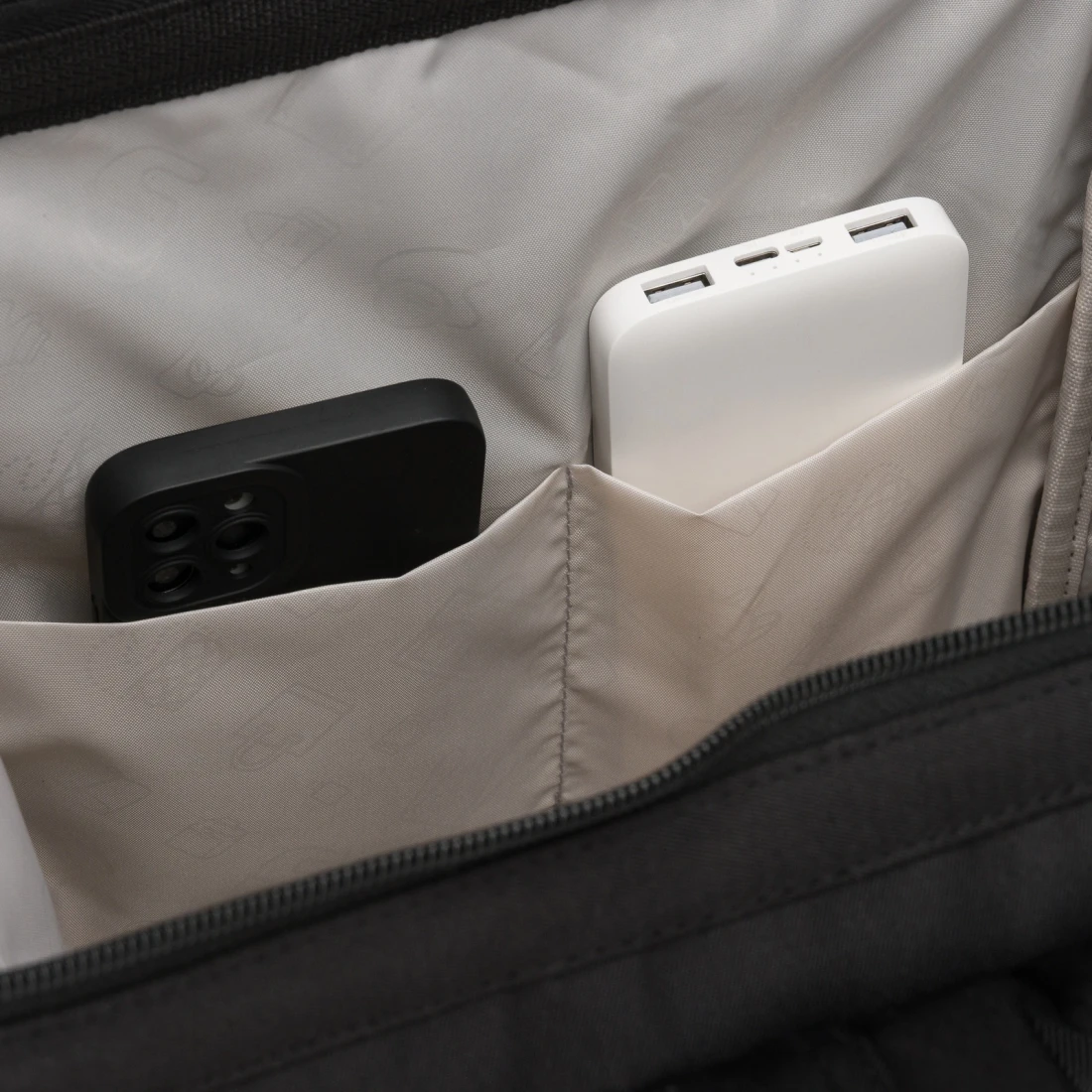 Wnętrze plecaka Peterson z organizerem na telefon, powerbank i akcesoria.jpg