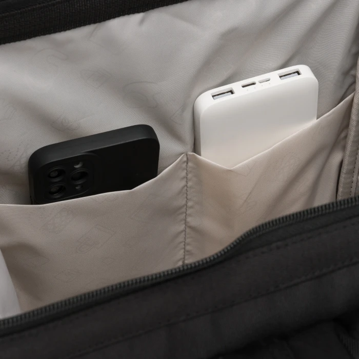 Wnętrze plecaka Peterson z organizerem na telefon, powerbank i akcesoria.jpg