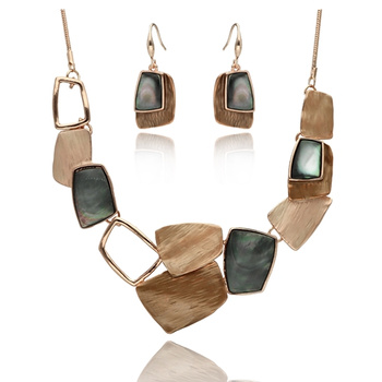 Zestaw biżuterii kolczyki + naszyjnik muszla naturalna Yvvon