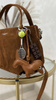 Flora&Co torebka zamszowa damska kuferek brelok piesek camel