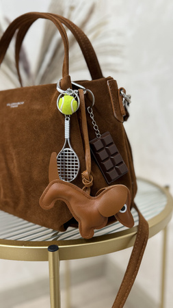 Flora&Co torebka zamszowa damska kuferek brelok piesek camel